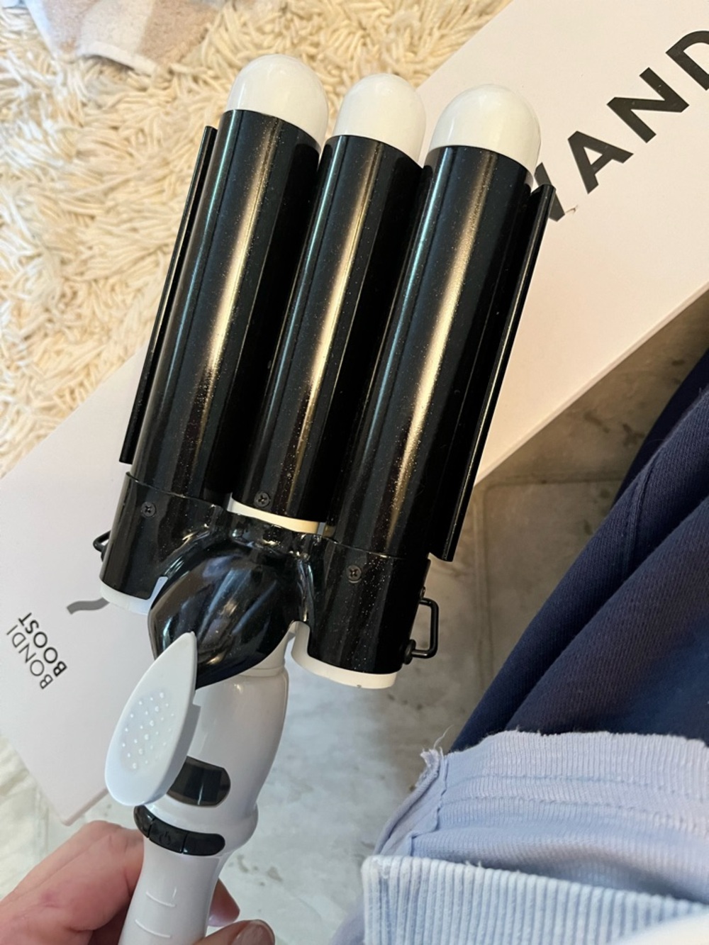 Bondi Boost tourmaline Triple Barrel Hair Waver in Black and White